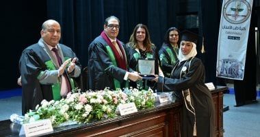 رئيس جامعة القاهرة يشهد تخريج الدفعة 97 من الطلاب الوافدين بكلية طب الأسنان - الخليج 365