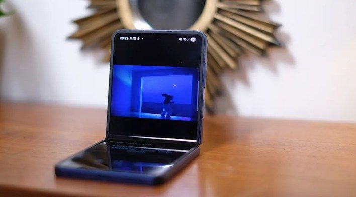 تكنولوجيا: مراجعة هاتف سامسونج Galaxy Z Flip 7: شاشة أكبر وبطارية محسنة