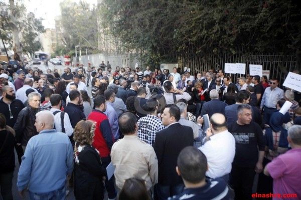 حشود أمام مستشفى خوري في الحمرا بانتظار انتقال جثمان زياد الرحباني إلى المحيدثة في بكفيا