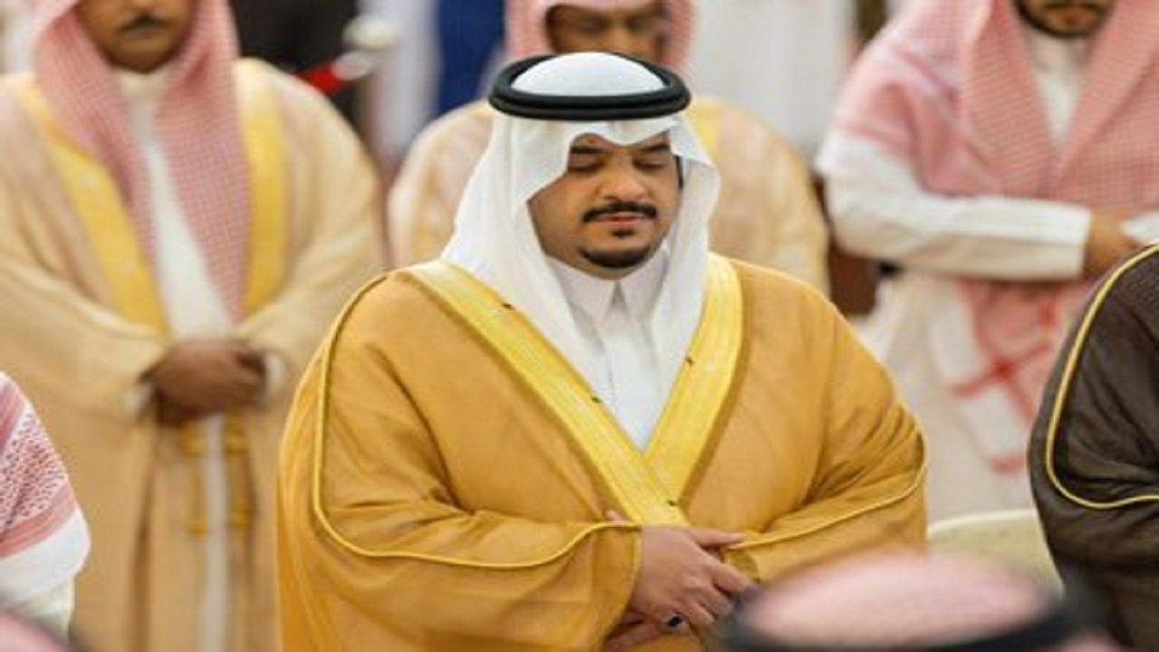 نائب أمير الرياض يؤدي صلاة الميت على الأمير فهد بن ثنيان