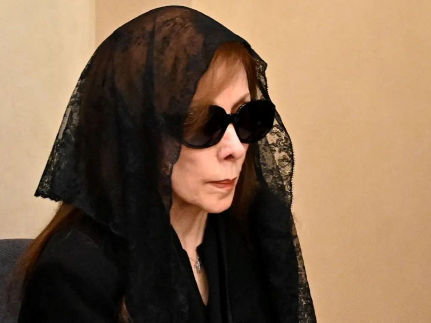 السيدة فيروز تظهر لليوم الثاني لقبول العزاء في ابنها زياد الرحباني