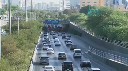 في مشهد نادر بالرياض.. تفاصيل اختفاء الزحام على طريق الملك فهد بشكل مفاجئ والمرور يكشف السبب!