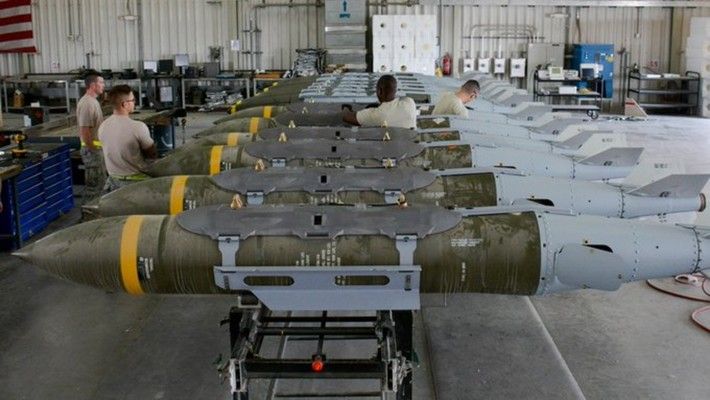 بلومبيرغ: أميركا ترسل أسلحة نووية تكتيكية إلى بريطانيا