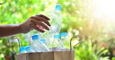 دراسة تربط بين الأغطية المعدنية للزجاجات وتلوث المشروبات بالبلاستيك الدقيق