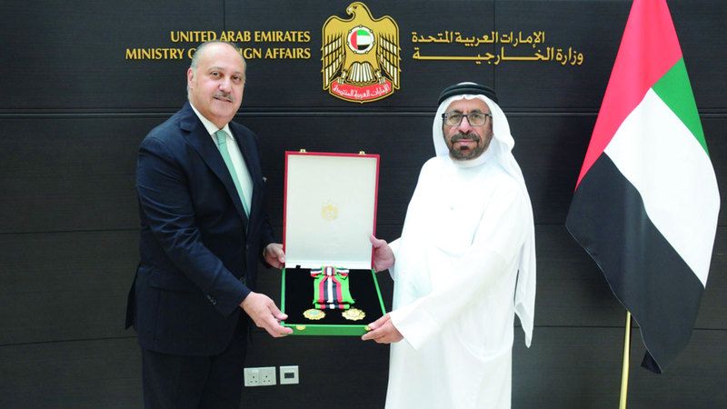 الامارات | رئيس الدولة يمنح السفير الأردني وسام الاستقلال من الطبقة الأولى