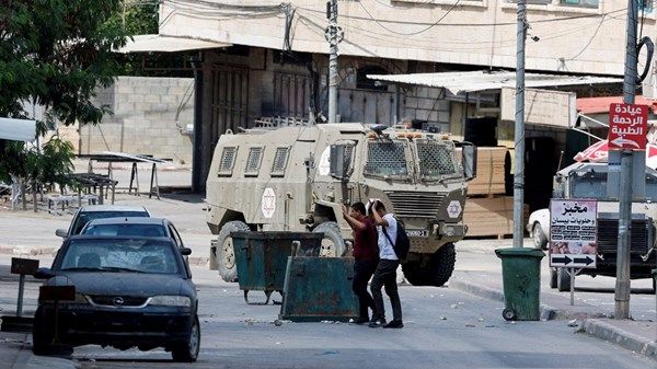مستوطنون يهاجمون قرية فلسطينية في الضفة الغربية