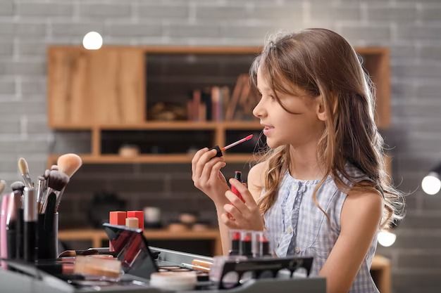 الامارات | خبراء يحذرون من مستحضرات التجميل للأطفال