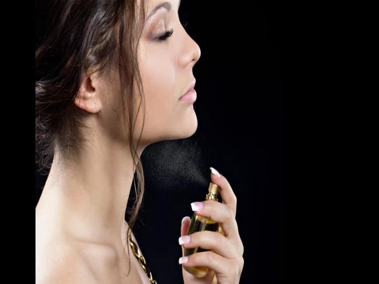 لماذا يجب تجنب رش العطر قبل ركوب الطائرة؟.. مخاطر لا تعرفها