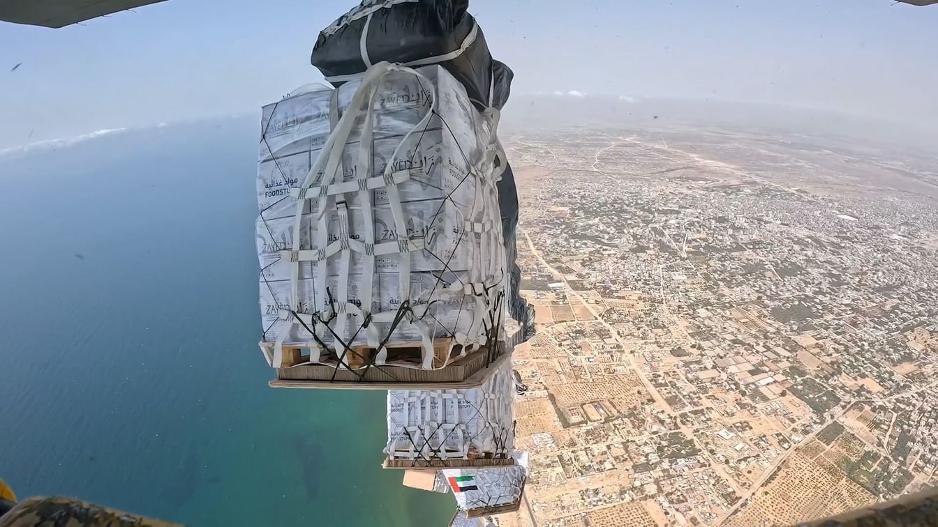 الامارات | لليوم الثالث على التوالي.. الإمارات تواصل إسقاط المساعدات فوق غزة ضمن عملية "طيور الخير"