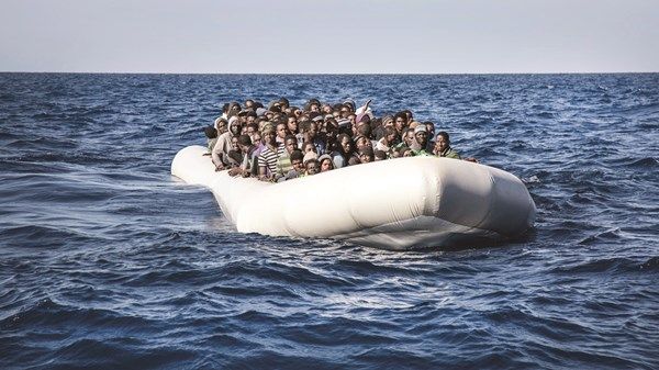 مقتل 18 مهاجراً وفقدان العشرات بعد غرق قارب قبالة ليبيا