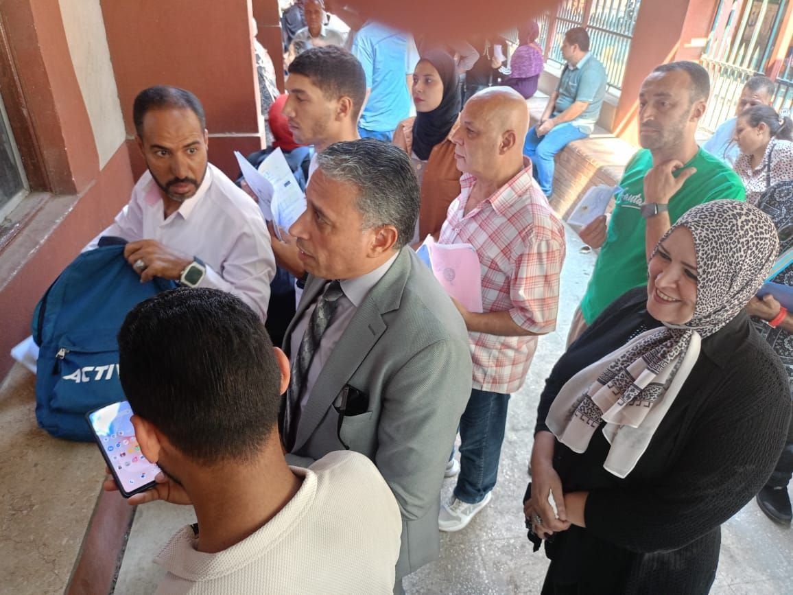 مدير تعليم الجيزة يتفقد خدمة الشباك الواحد (1) مدير تعليم الجيزة يتفقد خدمة الشباك الواحد (1)