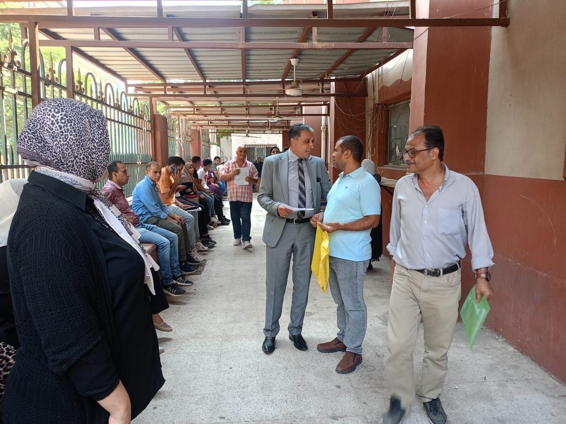 مدير تعليم الجيزة يتفقد خدمة الشباك الواحد (2) مدير تعليم الجيزة يتفقد خدمة الشباك الواحد (2)