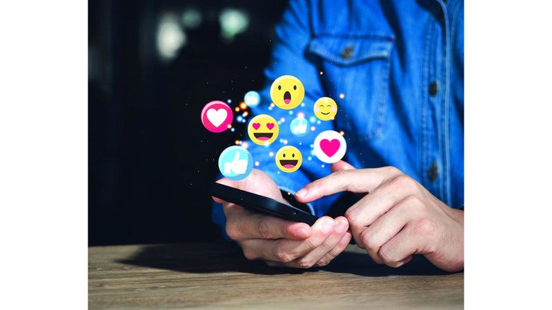 الامارات | «السوشيال ميديا» تهدد استقرار الأسرة.. وتزيد معدلات الطلاق