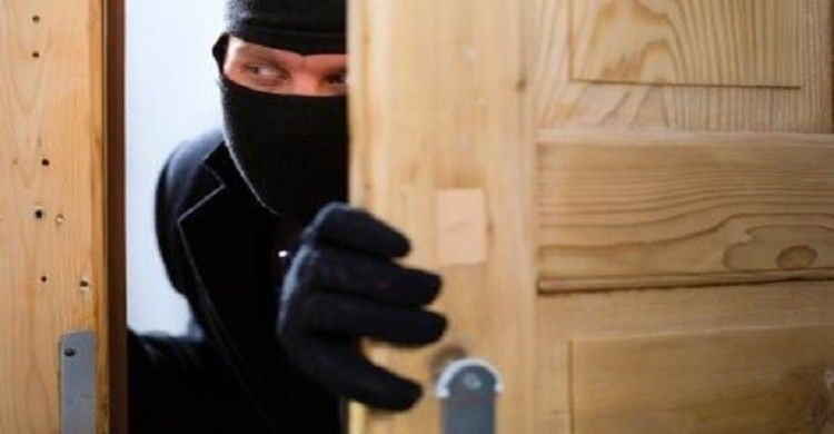 4 مسلحين سرقوا منزلا في حي المسيحيين في مدينة بعلبك واعتدوا على سيدة وابنتها