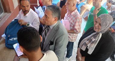 مدير تعليم الجيزة يتفقد خدمة الشباك الواحد ويوجه بإنجاز مصالح المواطنين