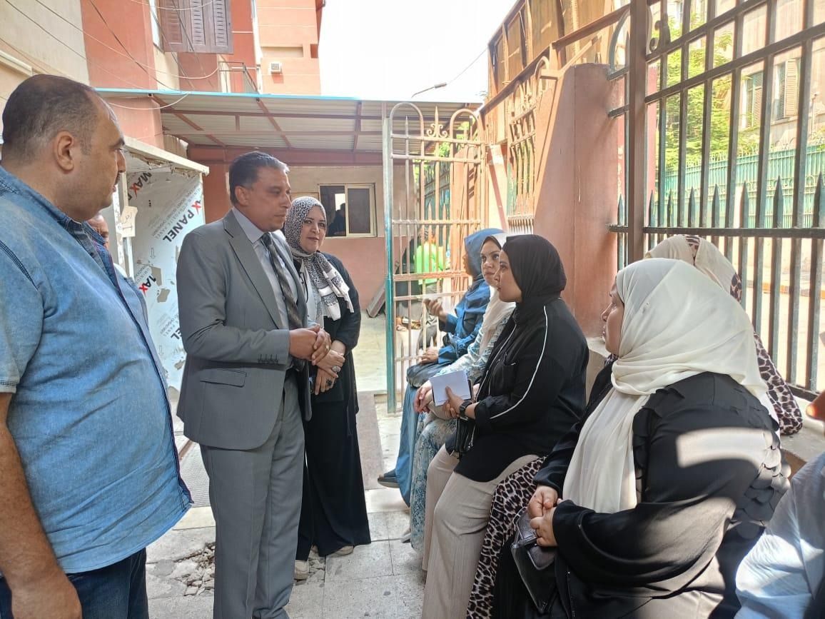 مدير تعليم الجيزة يتفقد خدمة الشباك الواحد (3) مدير تعليم الجيزة يتفقد خدمة الشباك الواحد (3)