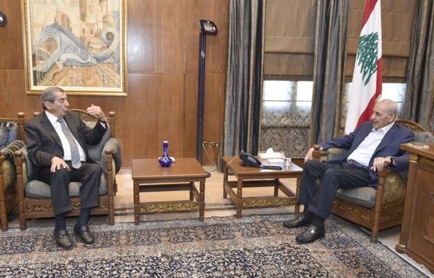 بري بحث مع الفرزلي تطورات الأوضاع العامة والمستجدات السياسية والميدانية