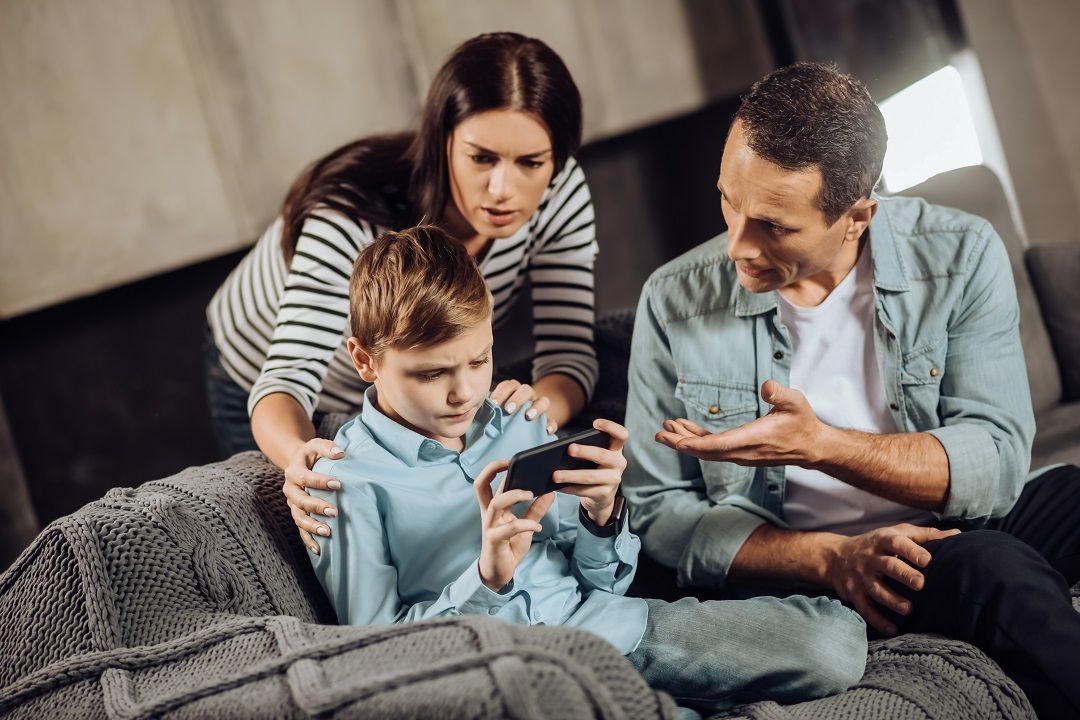 تجربتي مع إدمان ابني المراهق للشاشات الرقمية.. والنتيجة نجاح مُذهل!