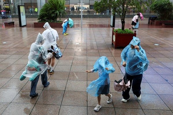 شنغهاي تجلي 283 ألفاً مع اقتراب إعصار "كو-ماي "