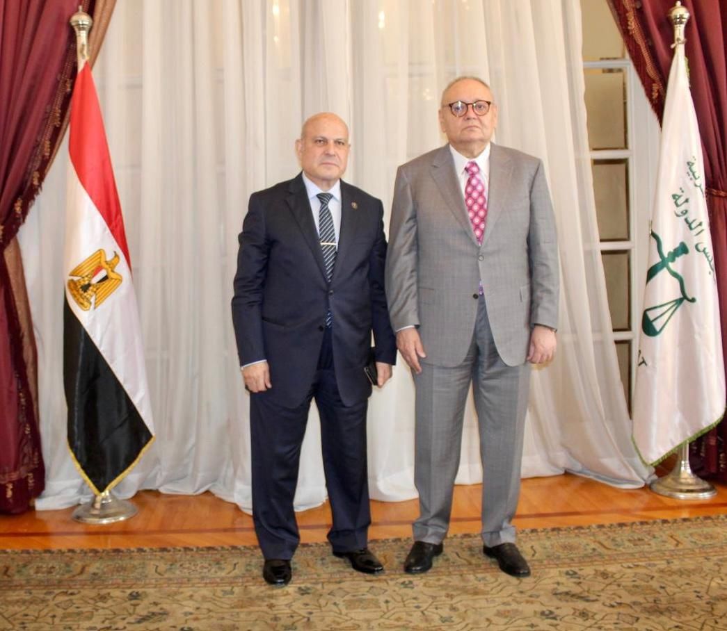 المستشار محمد الشناوي يزور رئيس مجلس الدولة (1) المستشار محمد الشناوي يزور رئيس مجلس الدولة (1)