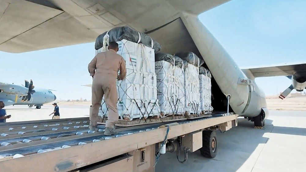 الإمارات تواصل إنزال المساعدات جواً لإغاثة سكان غزة