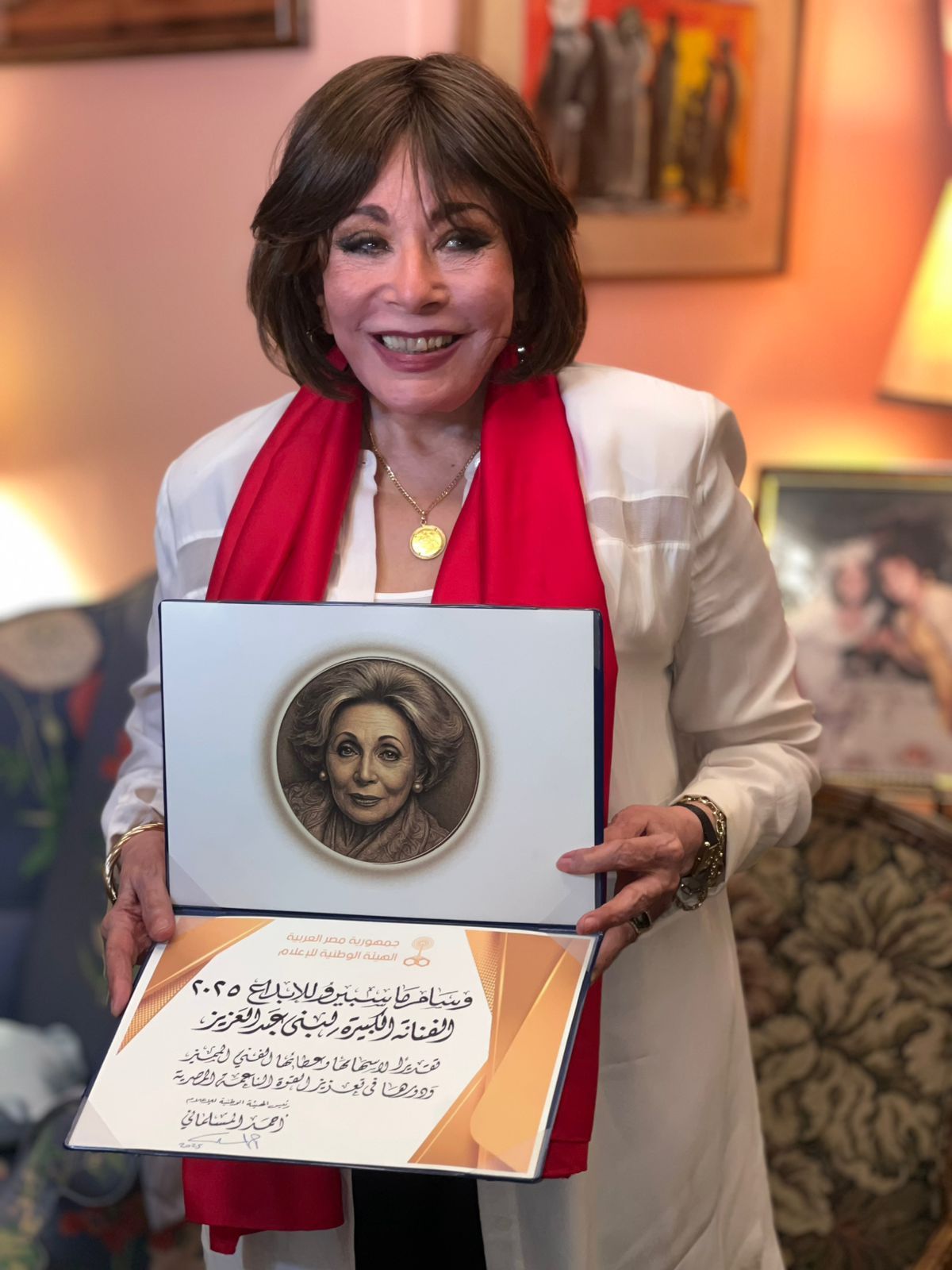 لبنى عبد العزيز لبنى عبد العزيز
