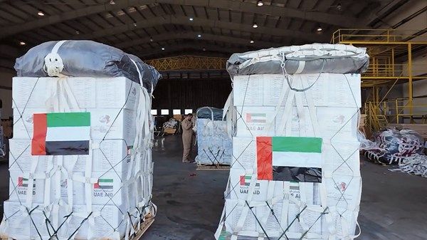 الإمارات تواصل إنزال المساعدات جواً لإغاثة سكان غزة