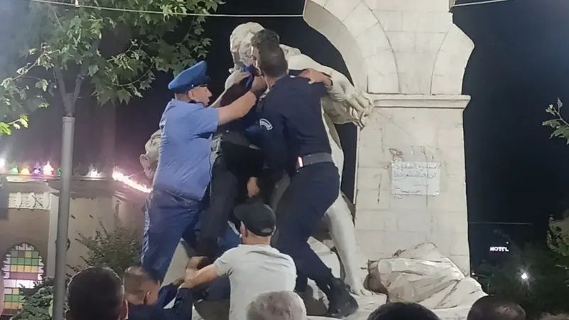 الامارات | حطَّم وجهها بمطرقة .. خامس محاولة "اغتيال" لتمثال امرأة في الجزائر