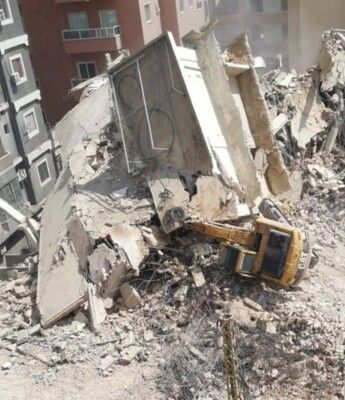 نجاة سائق الية يعمل على ازالة الانقاض بعد انهيار مبنى بشكل سريع في منطقة عين بعال قضاء صور