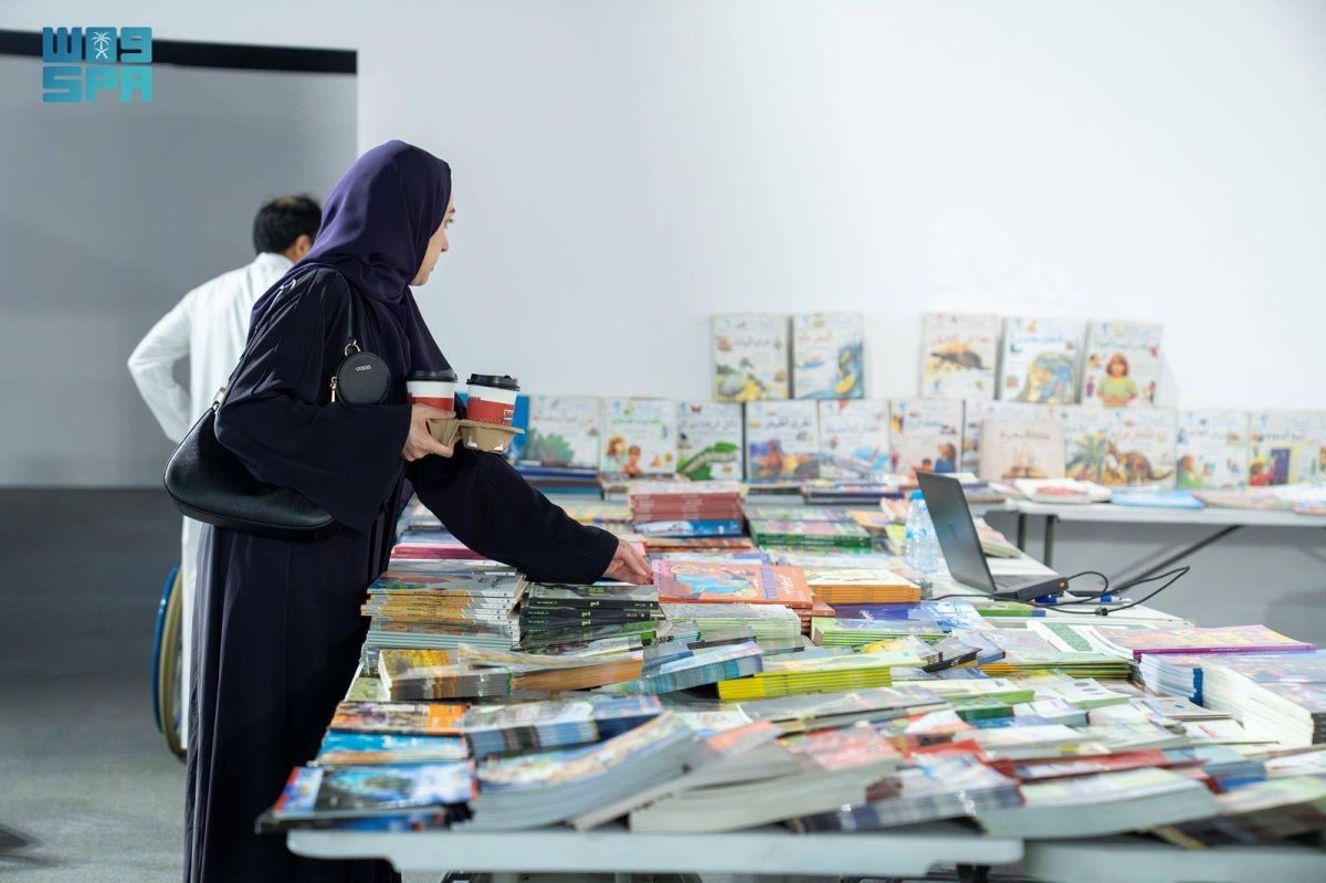 «الكتب المخفضة» في معرض المدينة للكتاب.. تجربة تثري خيارات الزوار