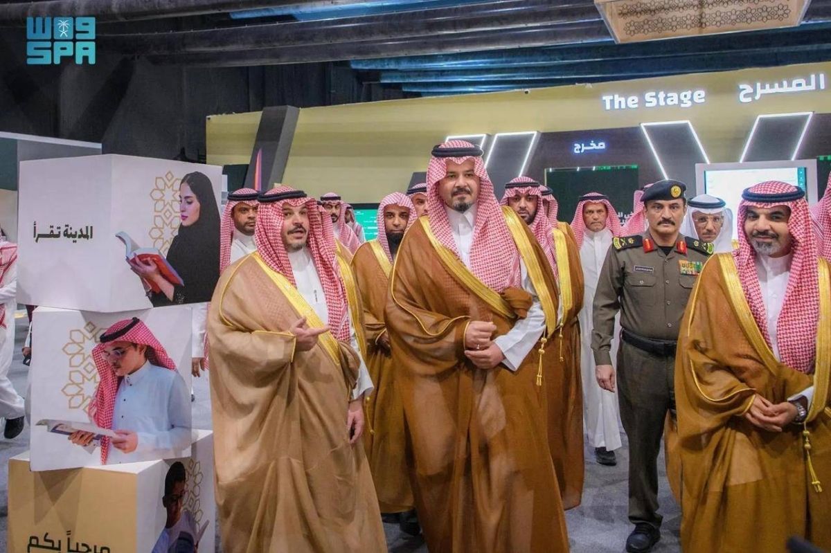 أمير منطقة المدينة المنورة يزور معرض الكتاب ويشيد بمكانة المدينة الثقافية