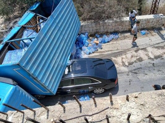 جريح جراء انزلاق شاحنة وسقوطها على سيارة على طريق رأس نحاش البترونية