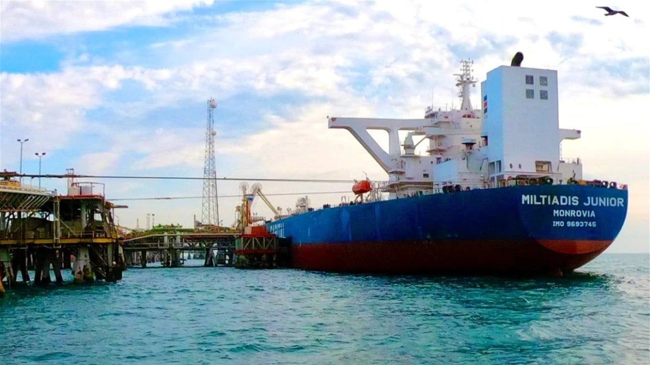 من فنادق اوميد الى خور الزبير.. تحقيق يتتبع طريقة خلط النفط الإيراني وتهريبه عراقيا