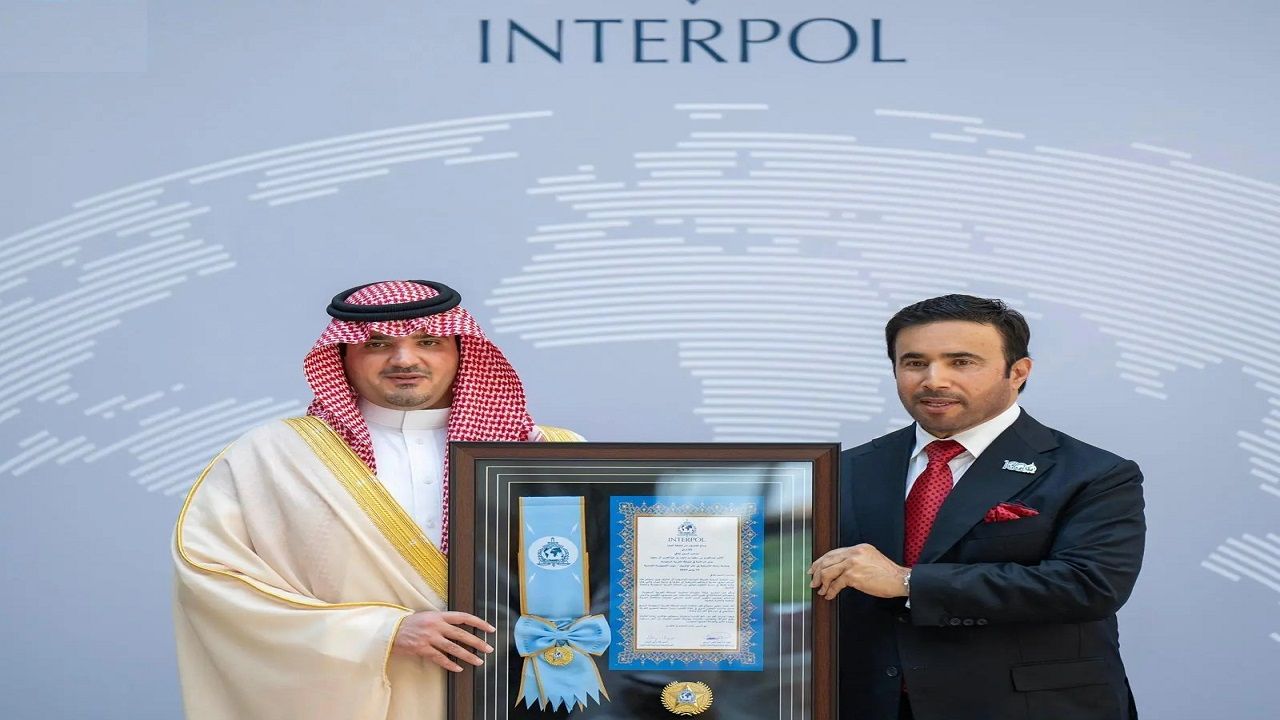 منح الأمير عبدالعزيز بن سعود وسام الإنتربول من الطبقة العليا