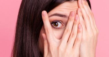لو بتستخدم العدسات اللاصقة.. 5 خطوات ضرورية لحماية عينيك