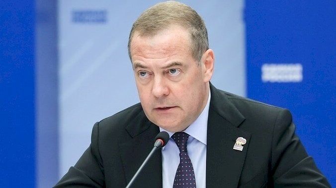 تهديد غير مباشر بقنبلة الدمار الشامل.. مدفيديف لترامب: راقب لسانك!