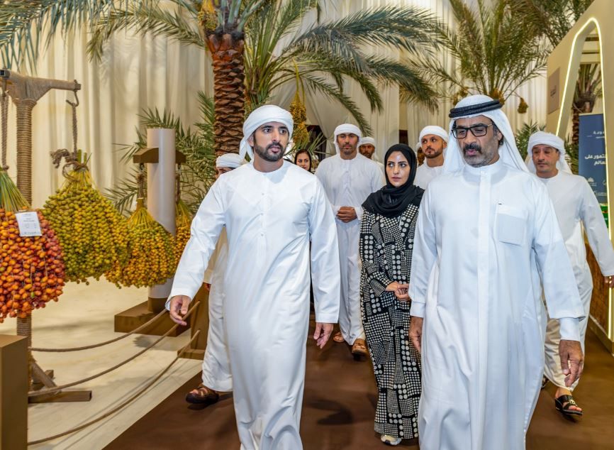 الامارات | حمدان بن محمد يزور جانباً من فعاليات "دبي للرطب"