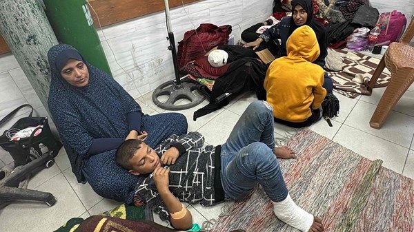 إسبانيا تنقل 13 طفلاً من غزة للعلاج في مستشفياتها