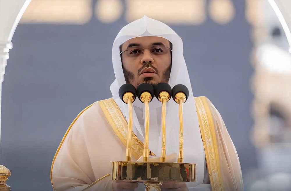 أخبار من السعودية.. إمام الحرم: التعلق المرضي بوسائل التواصل الرقمية داء مهلك