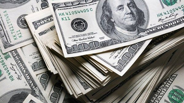 الدولار يصعد بعد فرض رسوم جمركية جديدة من ترامب