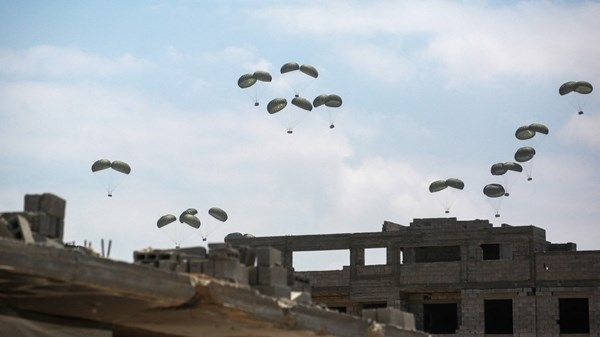 فرنسا تبدأ عمليات إسقاط مساعدات جوا على غزة