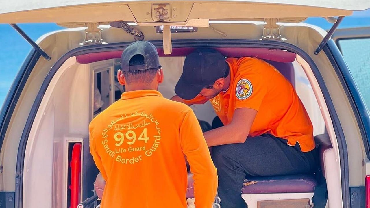 إنقاذ 3 مواطنين من الغرق أثناء ممارسة السباحة بتبوك
