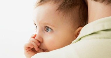 عادة مص الإبهام عند الطفل تبدأ من الرحم.. متى يجب القلق ونصائح للتخلص منها
