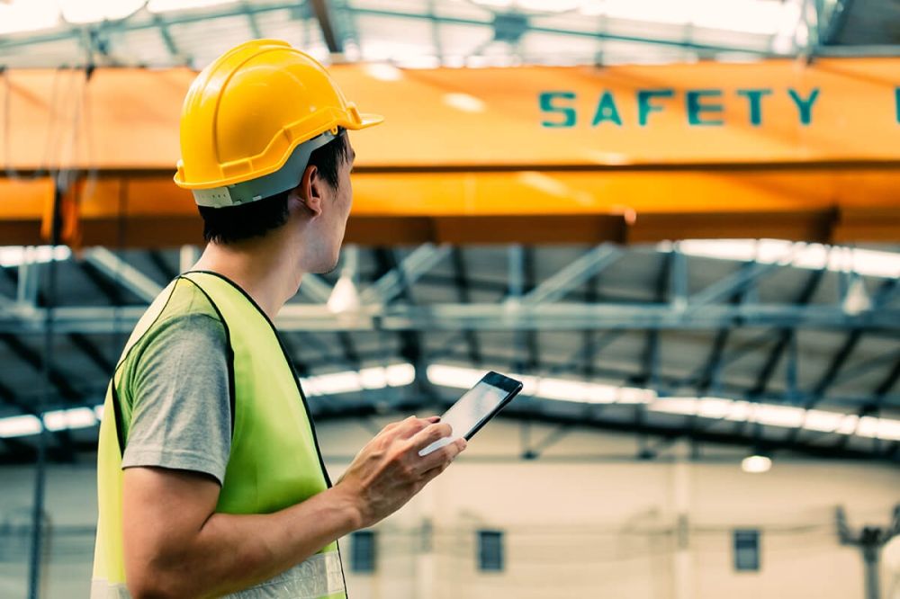 أخبار من السعودية.. منع الصور والتمييز والعرض في مجموعات.. ضوابط جديدة تحكم سوق العمالة