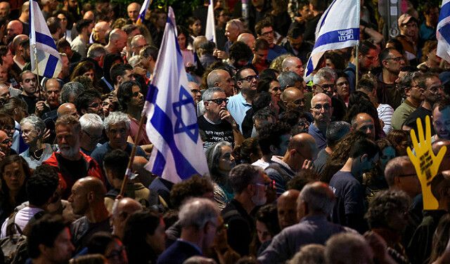 آلاف الإسرائيليين يتظاهرون وسط تل أبيب للضغط على الحكومة لإنجاز صفقة تبادل أسرى