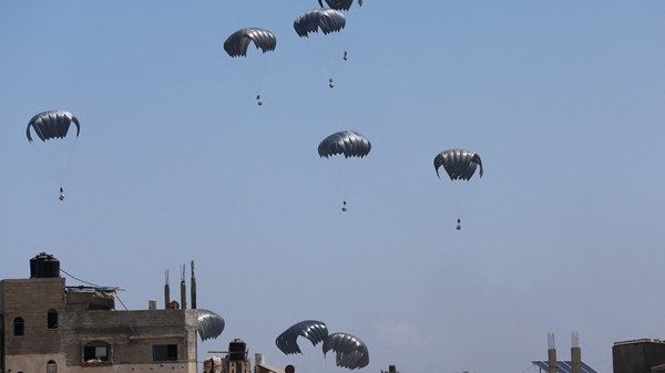 بلجيكا تنضم إلى دول أسقطت مساعدات فوق غزة