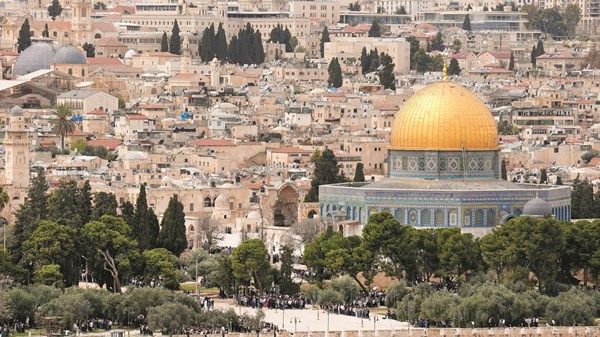 مئات المستوطنين المتطرفين يقتحمون المسجد الأقصى
