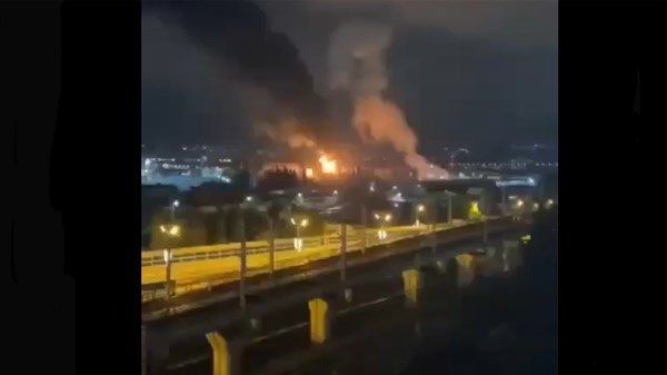 حريق جراء قصف مستودع للنفط في روسيا