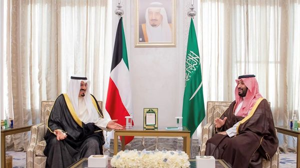 ولي عهد السعودية ورئيس وزراء الكويت يستعرضان التعاون الثنائي