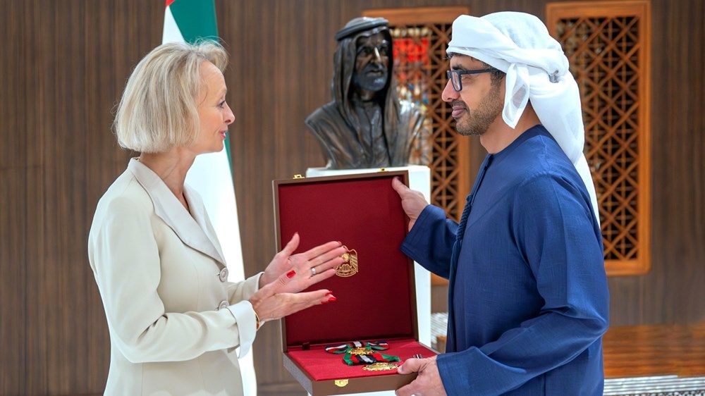 رئيس الدولة يمنح السفيرة الأميركية وسام زايد الثاني من الطبقة الأولى